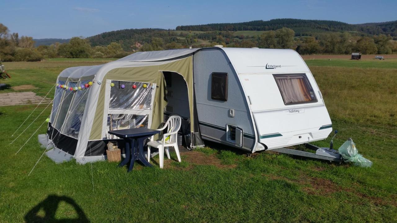 Gemuetlicher Wohnwagen In Der Natur Alheim Εξωτερικό φωτογραφία